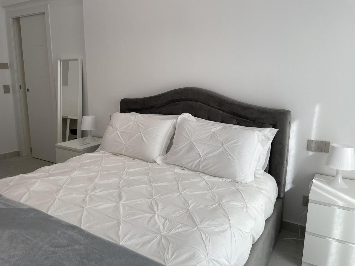 Varese Apartment Bagian luar foto